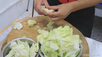 大厨分享饭店手撕包菜的做法，几块钱的食材，炒一盘够一家人吃  -图3